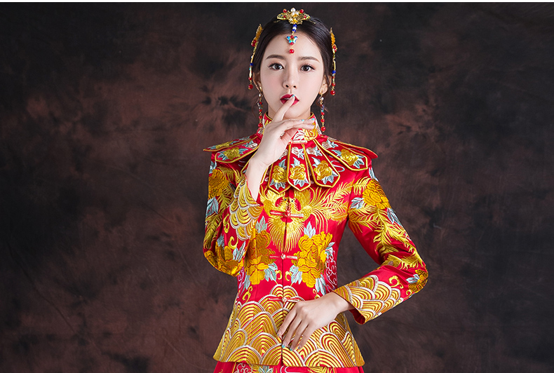 紅色長款拖尾中式禮服，精美刺繡新娘結(jié)婚禮服