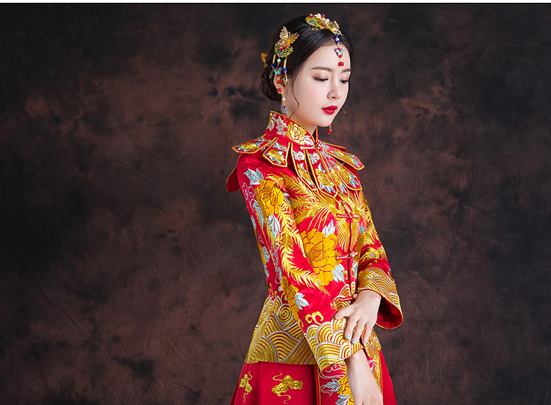 紅色長款拖尾中式禮服，精美刺繡新娘結(jié)婚禮服