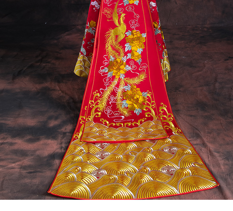 紅色長款拖尾中式禮服，精美刺繡新娘結(jié)婚禮服