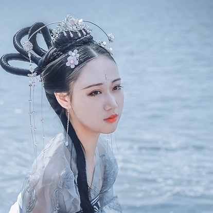 兩組齊胸襦裙?jié)h服女子頭像，唯美古風真人頭像