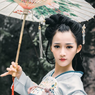 兩組齊胸襦裙?jié)h服女子頭像，唯美古風真人頭像