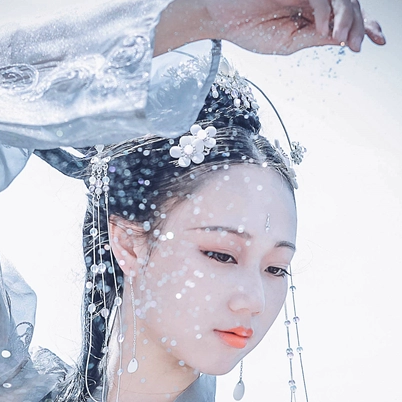 兩組齊胸襦裙?jié)h服女子頭像，唯美古風真人頭像