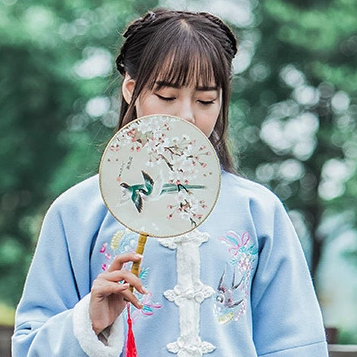 可愛(ài)帶團(tuán)扇和傘女生頭像，唯美古風(fēng)真人頭像