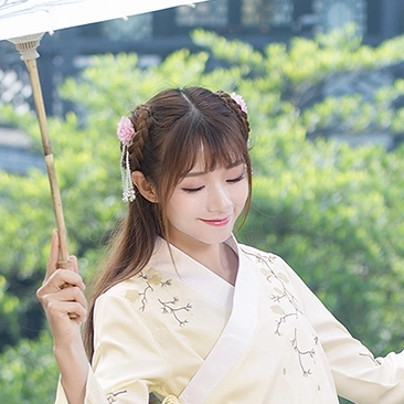 淡黃色漢服帶傘女生頭像，唯美古風(fēng)真人頭像