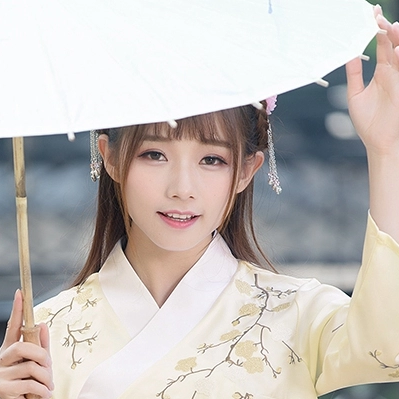 淡黃色漢服帶傘女生頭像，唯美古風(fēng)真人頭像