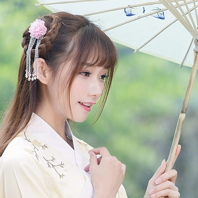 淡黃色漢服帶傘女生頭像，唯美古風(fēng)真人頭像