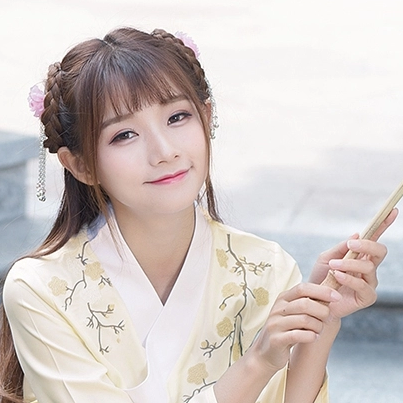 淡黃色漢服帶傘女生頭像，唯美古風(fēng)真人頭像