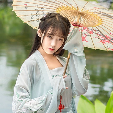 杜若花枝帶和團(tuán)扇傘女生頭像，唯美古風(fēng)頭像