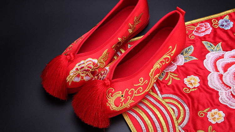 千層平底繡花鞋，流蘇新娘結(jié)婚鞋