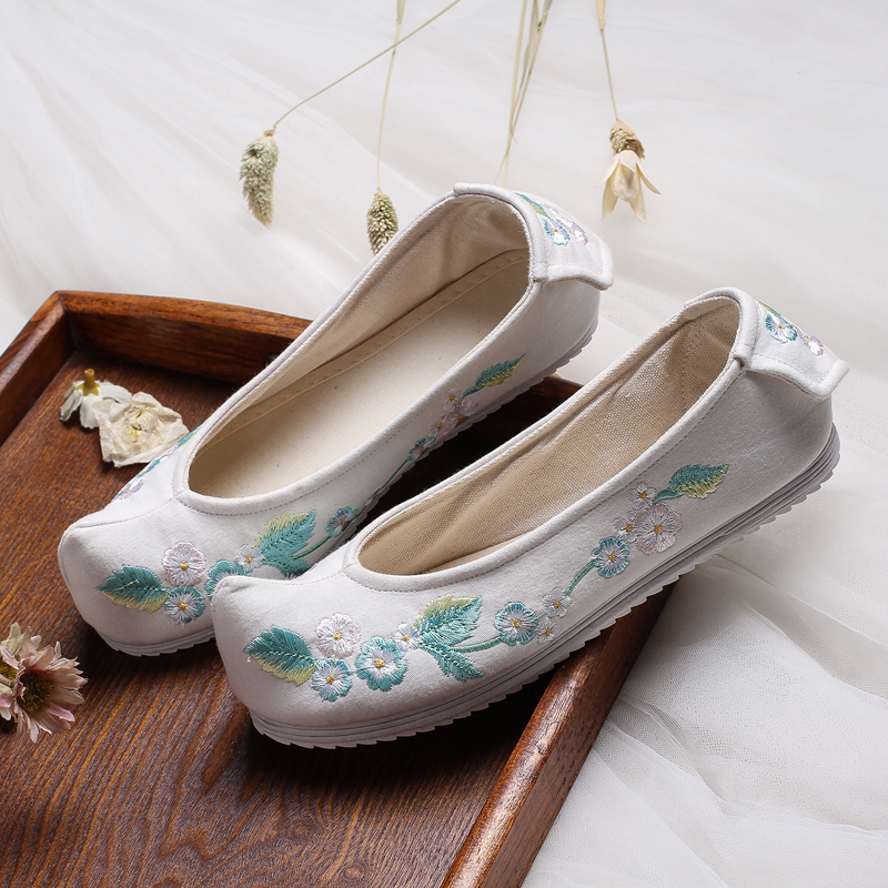 花朵刺繡翹頭鞋，復(fù)古民族風(fēng)繡花鞋