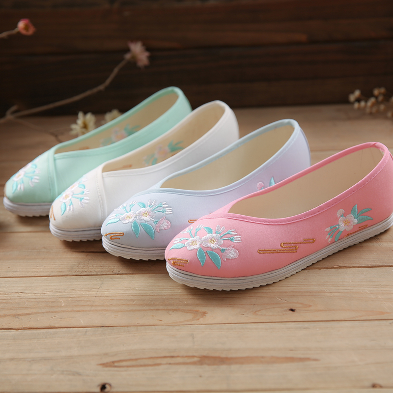 簡(jiǎn)單別致花朵刺繡平底鞋，復(fù)古民族風(fēng)繡花鞋