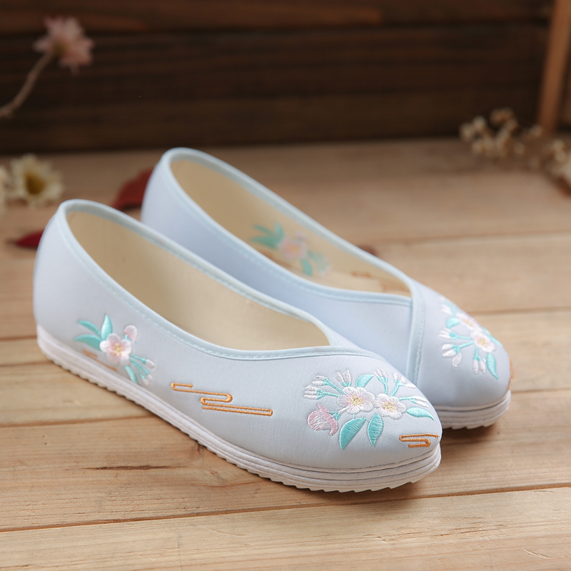 簡(jiǎn)單別致花朵刺繡平底鞋，復(fù)古民族風(fēng)繡花鞋