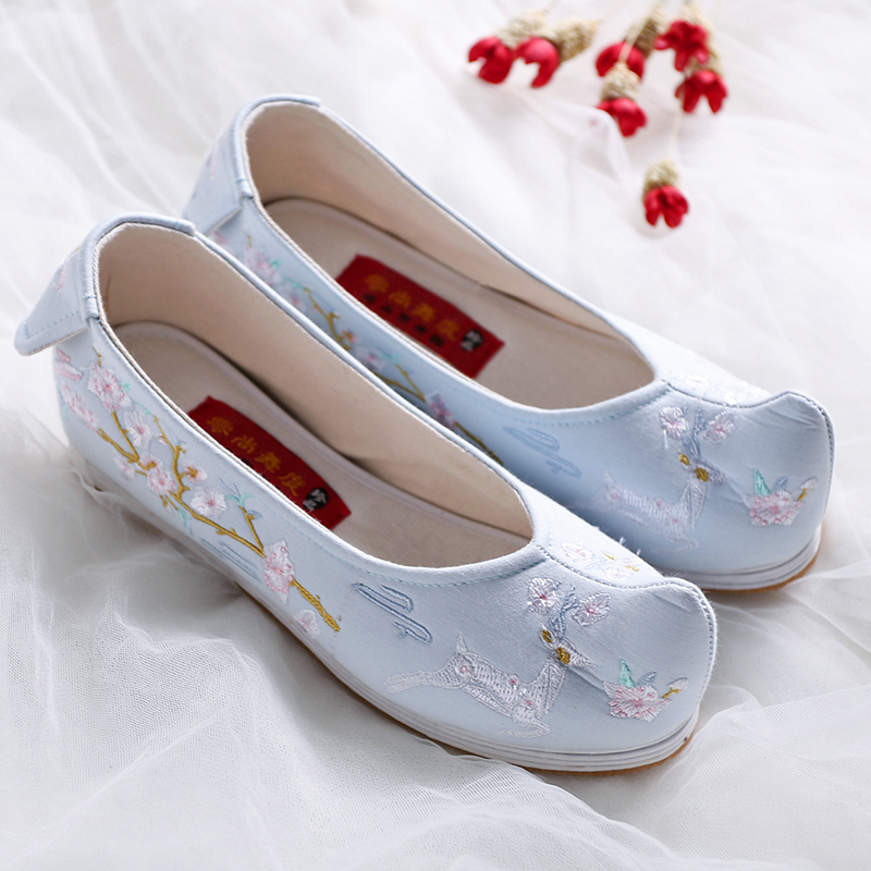 梅花鹿刺繡內(nèi)增高翹頭鞋，復(fù)古繡花鞋