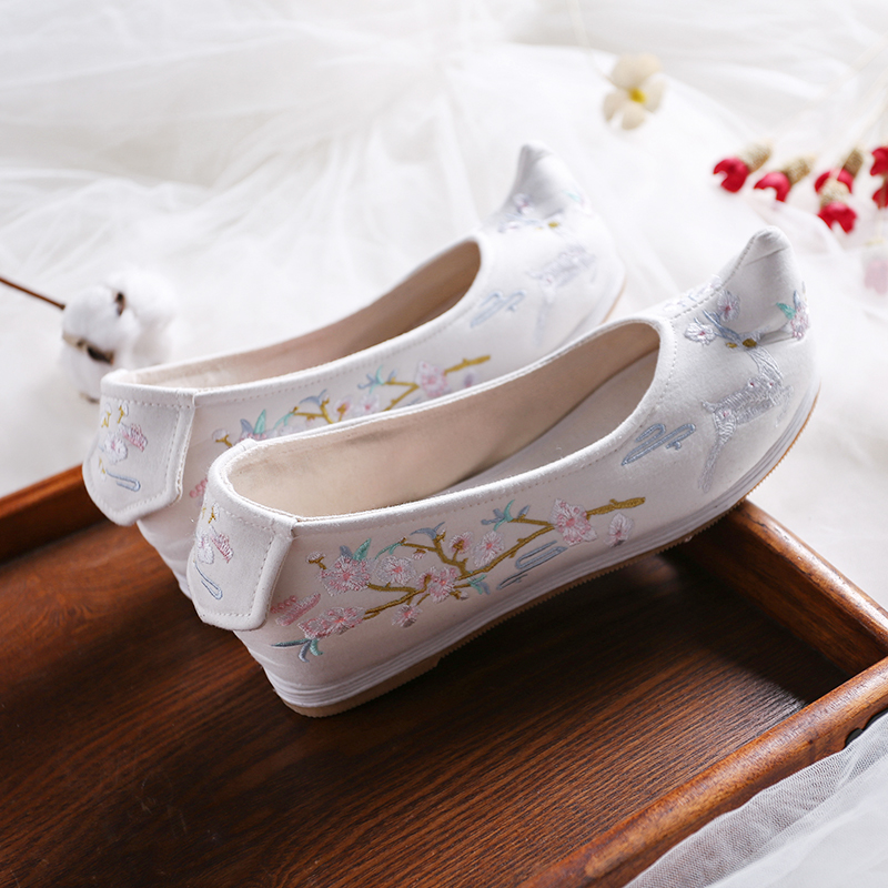 梅花鹿刺繡內(nèi)增高翹頭鞋，復(fù)古繡花鞋