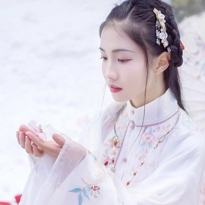 雪中團(tuán)花帶傘女子頭像，唯美古真人頭像