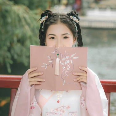 粉嫩提燈少女頭像，唯美古真人頭像