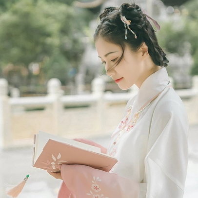 粉嫩提燈少女頭像，唯美古真人頭像