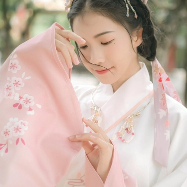 粉嫩提燈少女頭像，唯美古真人頭像