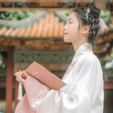 粉嫩提燈少女頭像，唯美古真人頭像