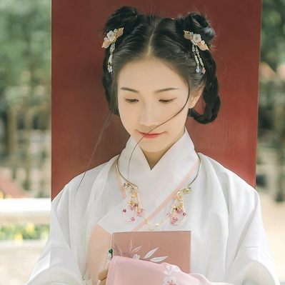 粉嫩提燈少女頭像，唯美古真人頭像