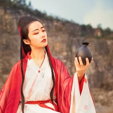 紅衣女子霸氣喝酒頭像，唯美古風真人頭像