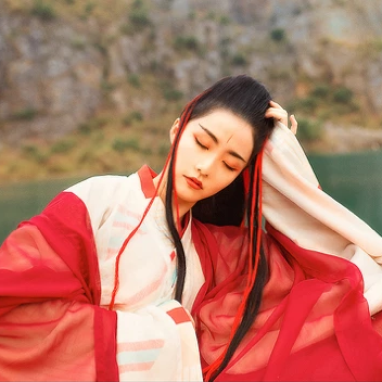 紅衣女子霸氣喝酒頭像，唯美古風真人頭像