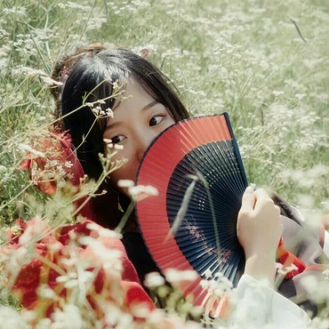 花叢中帶折扇女生頭像，唯美古風(fēng)真人頭像