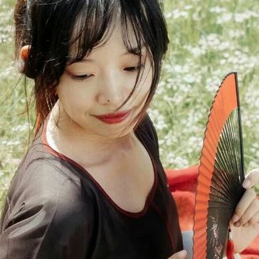 花叢中帶折扇女生頭像，唯美古風(fēng)真人頭像