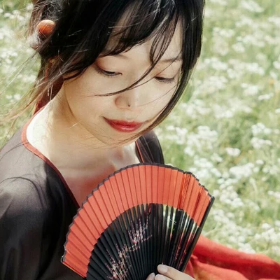 花叢中帶折扇女生頭像，唯美古風(fēng)真人頭像