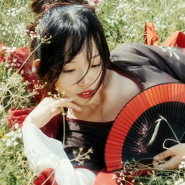 花叢中帶折扇女生頭像，唯美古風(fēng)真人頭像