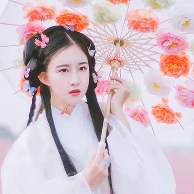 蝶花帶傘女生頭像，唯美古風真人頭像