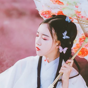 蝶花帶傘女生頭像，唯美古風真人頭像