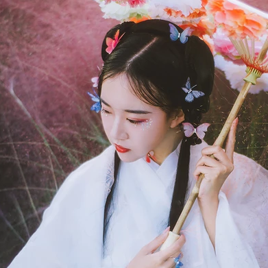 蝶花帶傘女生頭像，唯美古風真人頭像
