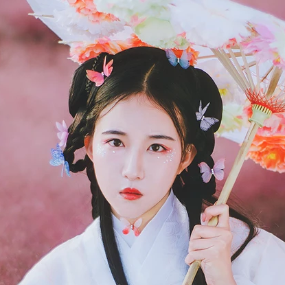 蝶花帶傘女生頭像，唯美古風真人頭像