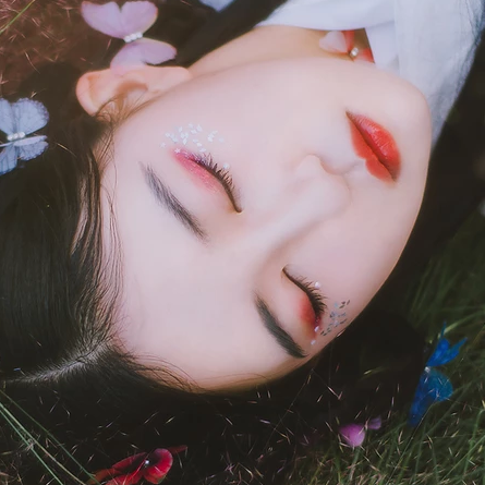 蝶花帶傘女生頭像，唯美古風真人頭像