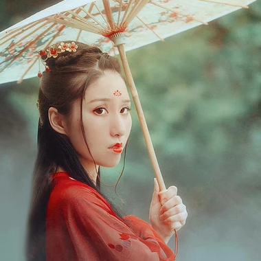相思紅衣帶傘女生頭像，唯美古風真人頭像