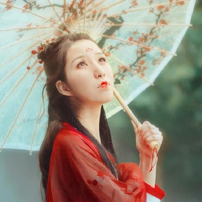 相思紅衣帶傘女生頭像，唯美古風真人頭像