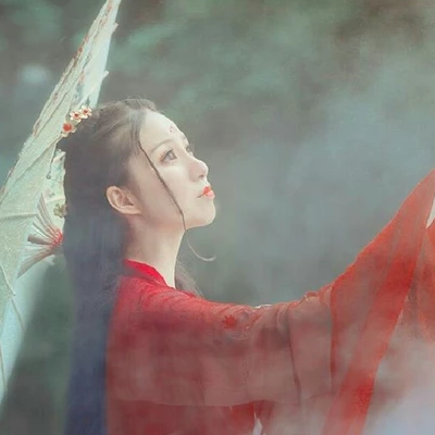相思紅衣帶傘女生頭像，唯美古風真人頭像