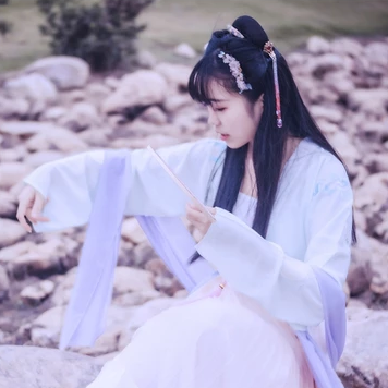 清新帶團扇女生頭像，唯美古風真人頭像