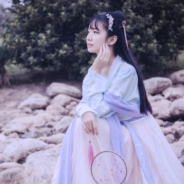 清新帶團扇女生頭像，唯美古風真人頭像