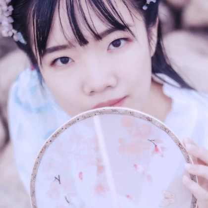 清新帶團扇女生頭像，唯美古風真人頭像
