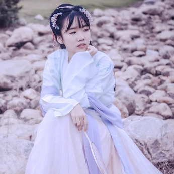 清新帶團扇女生頭像，唯美古風真人頭像