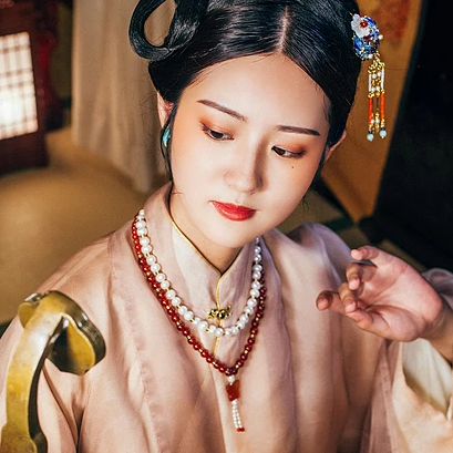 優(yōu)雅復(fù)古帶團(tuán)扇女子頭像，唯美古風(fēng)真人頭像