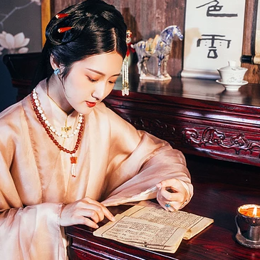 優(yōu)雅復(fù)古帶團(tuán)扇女子頭像，唯美古風(fēng)真人頭像