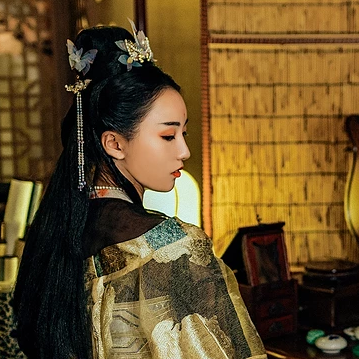 華麗妝容帶團扇女子頭像，唯美古風真人頭像