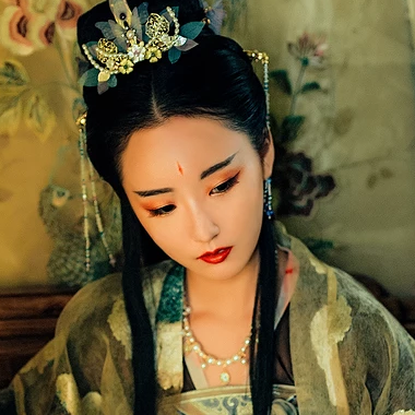 華麗妝容帶團扇女子頭像，唯美古風真人頭像