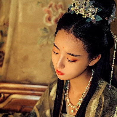 華麗妝容帶團扇女子頭像，唯美古風真人頭像