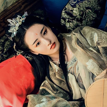 華麗妝容帶團扇女子頭像，唯美古風真人頭像