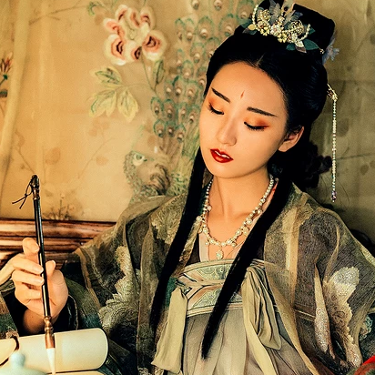 華麗妝容帶團扇女子頭像，唯美古風真人頭像