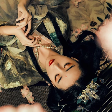 華麗妝容帶團扇女子頭像，唯美古風真人頭像